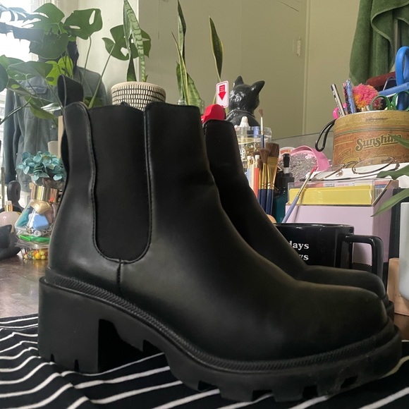 Steve Madden Chelsea Boots🐈‍⬛☕️ - Picture 3 of 5